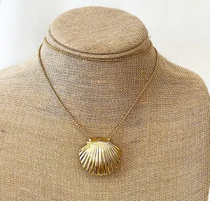 1970s vintage gold metal time seashell pendant necklace.